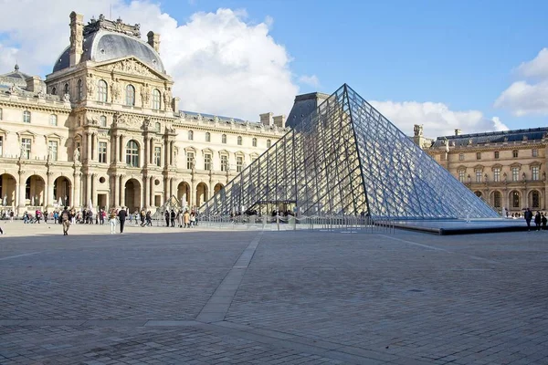 パリのルーブル美術館は — ストック写真