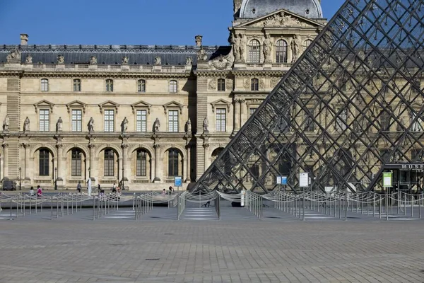 パリのルーブル美術館は — ストック写真