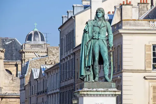 Statue Monarque Sur Toit Cathédrale — Photo