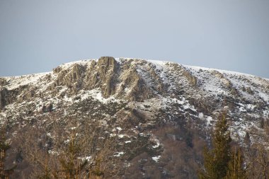 Kışın karla kaplı dağlar