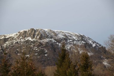 Kışın karla kaplı dağlar