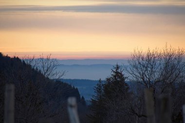 Dağların üzerinden gün doğumu