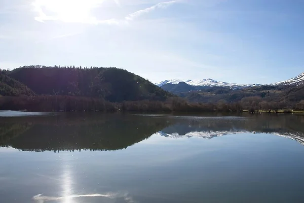 Göl ve dağlarla dolu sonbahar manzarası