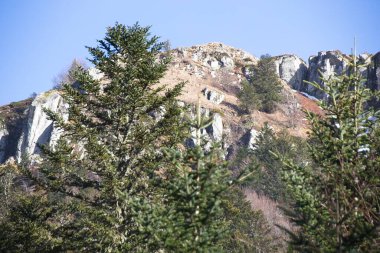 Mavi gökyüzü olan dağ manzarası