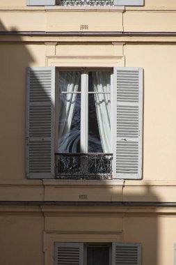 Eski bir binanın cephesi