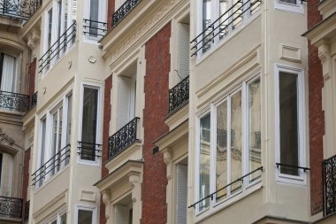 Eski bir binanın cephesi