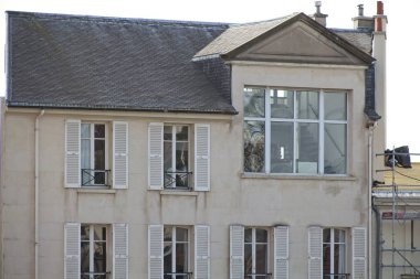 Eski bir binanın cephesi