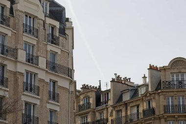 Eski bir binanın cephesi