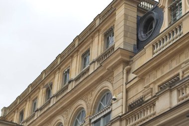 Bir binanın ön cephesi