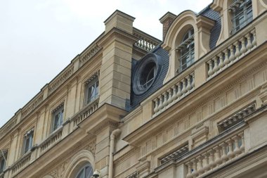 Bir binanın ön cephesi