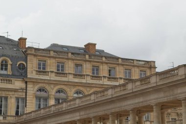 Bir binanın ön cephesi