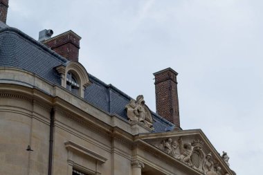 Bir binanın ön cephesi