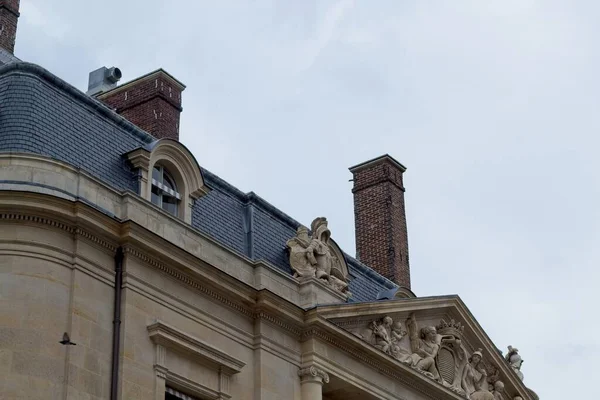 Bir binanın ön cephesi