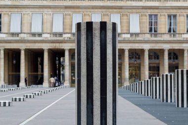 Sütunlu bir binanın ön cephesi