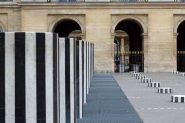 Sütunlu bir binanın ön cephesi