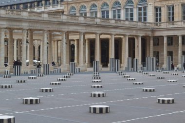 Sütunlu bir binanın ön cephesi