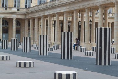 Sütunlu bir binanın ön cephesi