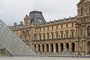 palace of louvre paris