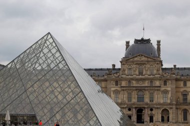 palace of louvre paris