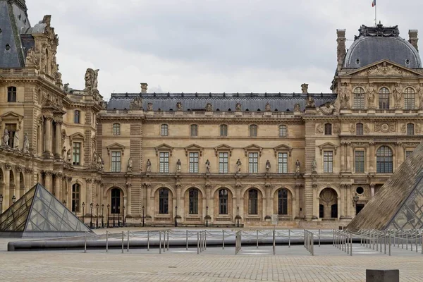 Дворец Лувра Париса — стоковое фото