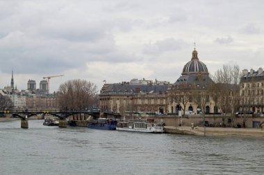 Nehrin üzerindeki köprü