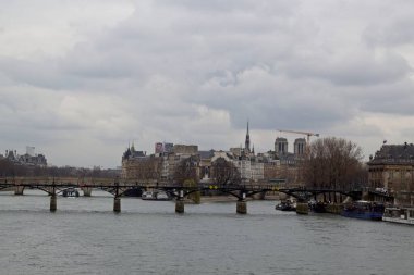 Nehrin üzerindeki köprü