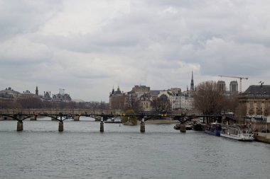 Nehrin üzerindeki köprü