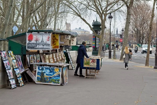 Bir sokak kütüphanesinde kitaplar.