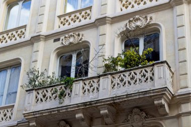 Bir binanın ön cephesi