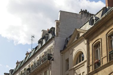 Bir binanın ön cephesi