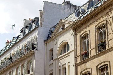 Bir binanın ön cephesi