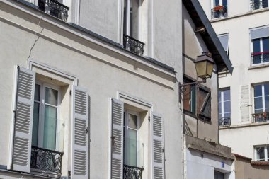 Bir binanın ön cephesi