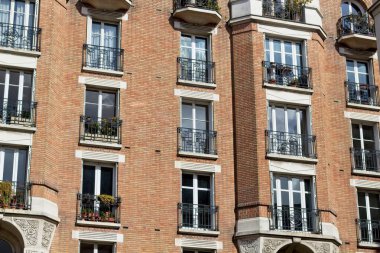 Bir binanın ön cephesi