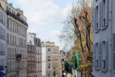 Bir binanın ön cephesi