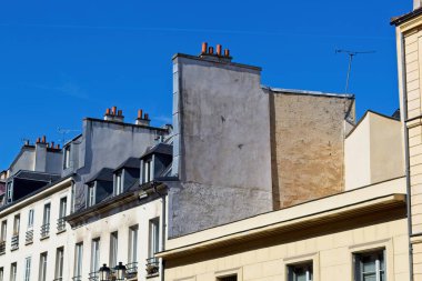 Kasabada eski bir ev.