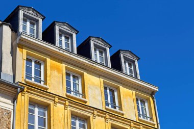 Kasabada eski bir ev.