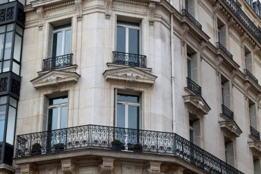 Bir binanın ön cephesi