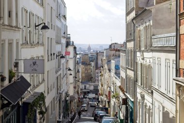 Bir binanın ön cephesi