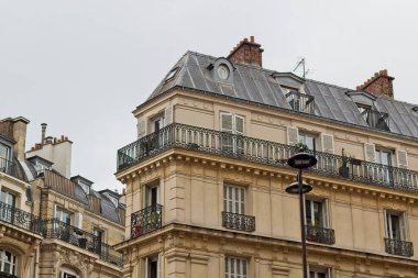 Bir binanın ön cephesi