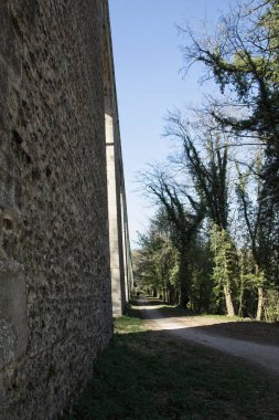 Sonbaharda eski bina