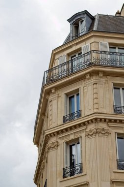 Bir binanın ön cephesi