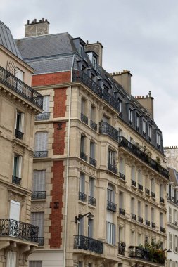 Bir binanın ön cephesi