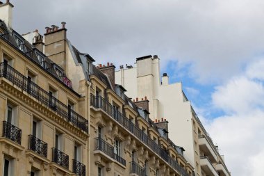 Bir binanın ön cephesi