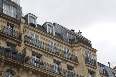 Bir binanın ön cephesi