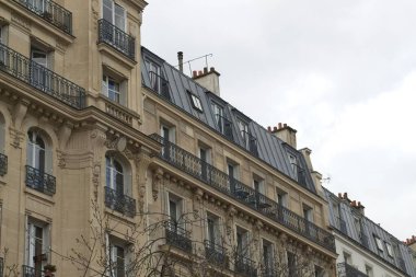 Bir binanın ön cephesi