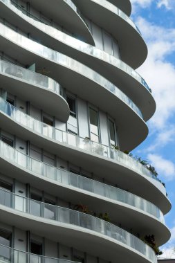 Gökyüzü olan modern ofis binası
