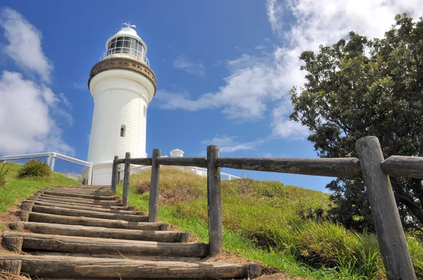 Ahşap merdiven ile Cape Byron deniz feneri