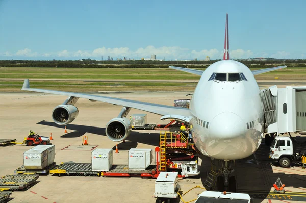 Qantas Boeing 747-400 is being loaded — Stock Photo, Image