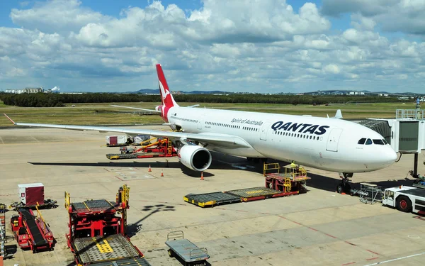 Брисбен, Австралия - 7 сентября 2015 г.: В международном аэропорту Брисбена загружается Airbus A330-303 компании Qantas — стоковое фото
