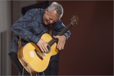 Ünlü gitarist Tommy Emmanuel 8 Nisan 2014 Moskova'da bir konser oynamak, Rusya. Çekilen fotoğraf: 08 Nisan 2014